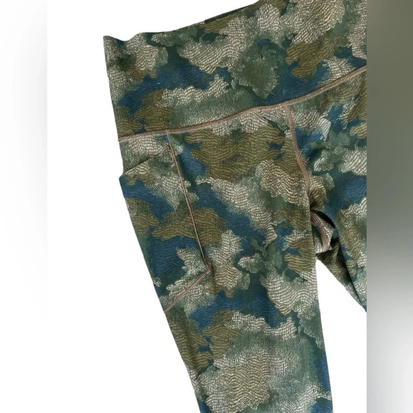 Athleta Breathable, UPF Rated, Quick Dry Camo Print 7/8” Leggings, Size Medium - Picture 5 of 9